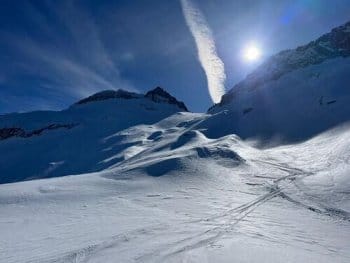 Point de vue sur les montagnes enneigées du Parc Naturel de Posets-Maladeta, Espagne, avec traces de ski après la descente et le Pic Aneto au loin, ascension réalisée lors d'un raid à ski encadré par le bureau des guides de Font-Romeu. Point de vue sur les montagnes enneigées du Parc Naturel de Posets-Maladeta, Espagne, avec traces de ski après la descente et le Pic Aneto au loin, ascension réalisée lors d'un raid à ski encadré par le bureau des guides de Font-Romeu.