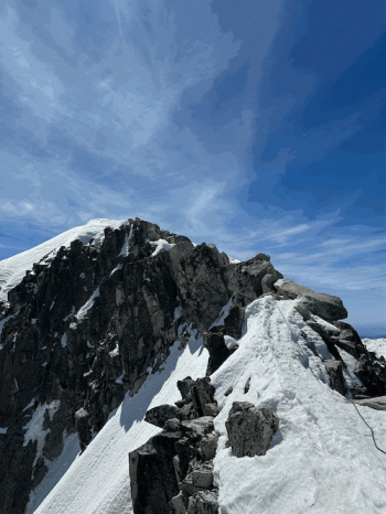 Portion de montagne enneigée avec corde préparée pour monter en sécurité, Pyrénées Aneto. Portion de montagne enneigée avec corde préparée pour monter en sécurité, Pyrénées Aneto.