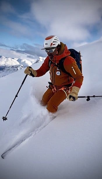 Notre guide de haute montagne, en pleine descente de poudreuse dans les Alpes de Lyngen, Norvège. Notre guide de haute montagne, en pleine descente de poudreuse dans les Alpes de Lyngen, Norvège.