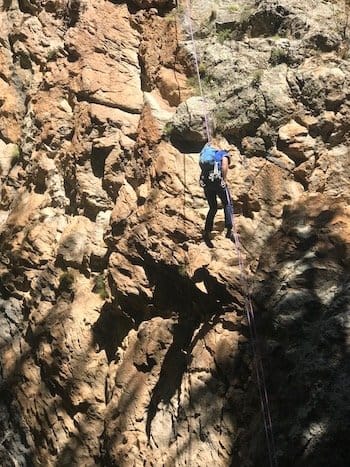 Grimpeur descendant en rappel une paroi dans les Pyrénées, escalade en montagne. Grimpeur descendant en rappel une paroi dans les Pyrénées, escalade en montagne.