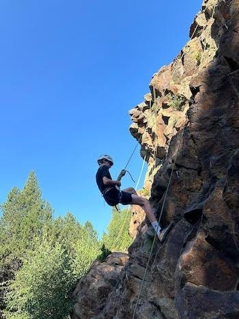 Grimpeur en descente en rappel encordés avec un guide dans les Pyrénées-Orientales, activité d'escalade en montagne. Grimpeur en descente en rappel encordés avec un guide dans les Pyrénées-Orientales, activité d'escalade en montagne.