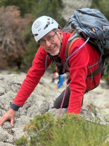 Grimpeur en action, sécurité assurée par un partenaire, escalade près de Font-Romeu. Grimpeur en action, sécurité assurée par un partenaire, escalade près de Font-Romeu.