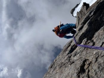 alpiniste en terrain mixte, encordé, dans les alpes alpiniste en terrain mixte, encordé, dans les alpes