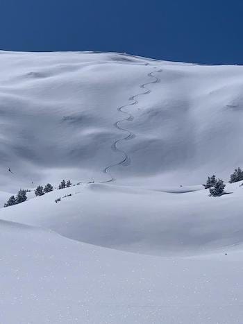 Trace unique de la descente d'un skieur dans la neige immaculée au Parc National d'Aigüestortes, Les Encantats, montagnes enchantées du Val d'Aran. Trace unique de la descente d'un skieur dans la neige immaculée au Parc National d'Aigüestortes, Les Encantats, montagnes enchantées du Val d'Aran.