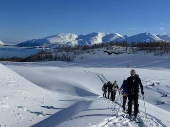 Ski de randonnée dans les Alpes de Lyngen, Norvège, avec vue sur le fjord. Ski de randonnée dans les Alpes de Lyngen, Norvège, avec vue sur le fjord.