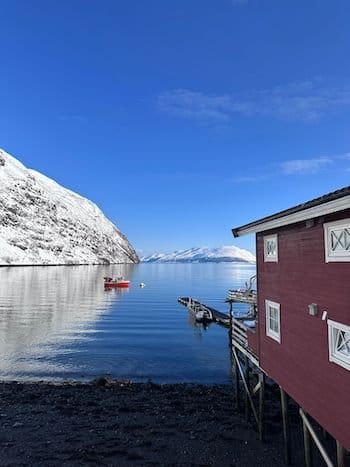 Village de Lyngseidet, Norvège, avec des montagnes enneigées en arrière-plan. Village de Lyngseidet, Norvège, avec des montagnes enneigées en arrière-plan.