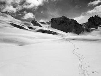 Tracé de ski de randonnée sur montagne enneigée dans les Pyrénées Tracé de ski de randonnée sur montagne enneigée dans les Pyrénées