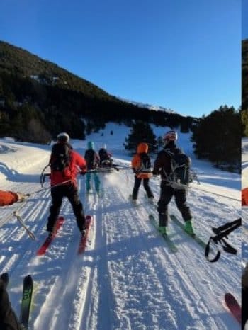 Skieurs de randonnée tractés par une motoneige lors d'un raid à ski partant de Baqueira jusqu'à Montgarri, dans un décor hivernal de sapins enneigés. Skieurs de randonnée tractés par une motoneige lors d'un raid à ski partant de Baqueira jusqu'à Montgarri, dans un décor hivernal de sapins enneigés.