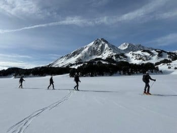 Groupe de randonneurs à ski traversant un plateau enneigé au pied du Pic Péric dans les Pyrénées Catalanes, lors d'un raid de ski de randonnée encadré par un guide de haute montagne. Groupe de randonneurs à ski traversant un plateau enneigé au pied du Pic Péric dans les Pyrénées Catalanes, lors d'un raid de ski de randonnée encadré par un guide de haute montagne.