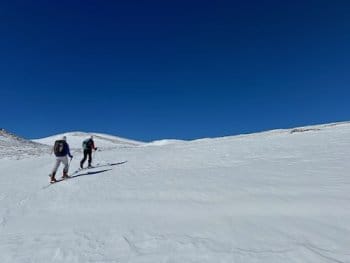 Deux randonneurs à ski en montée vers le Pic de Mortiers, partant du refuge des Camporells près de Formiguères, lors d'un raid à ski dans le Parc des Pyrénées Catalanes. Deux randonneurs à ski en montée vers le Pic de Mortiers, partant du refuge des Camporells près de Formiguères, lors d'un raid à ski dans le Parc des Pyrénées Catalanes.