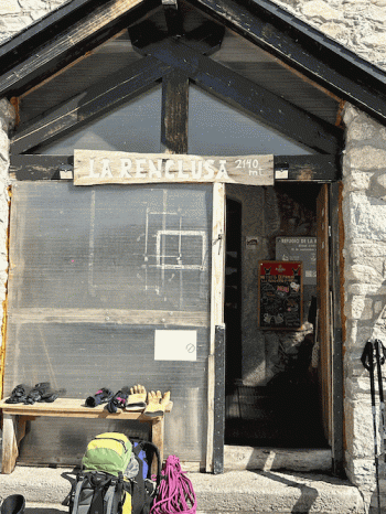 Refuge Renclusa, nuit avant l'ascension Aneto en ski de randonnée avec le bureau des guides de Font-Romeu. Refuge Renclusa, nuit avant l'ascension Aneto en ski de randonnée avec le bureau des guides de Font-Romeu.