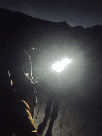Départ nocturne du refuge Renclusa, ascension Aneto guidée à ski de randonnée. Départ nocturne du refuge Renclusa, ascension Aneto guidée à ski de randonnée.