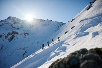 Quatre skieurs en pleine ascension en ski de randonnée se dirigeant vers le Pic de la Grande Porteille, très beau sommet voisin du Grand Péric. Quatre skieurs en pleine ascension en ski de randonnée se dirigeant vers le Pic de la Grande Porteille, très beau sommet voisin du Grand Péric.