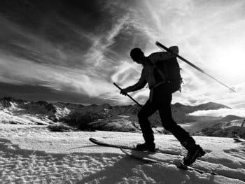 Skieur de randonnée posant face à l'objectif en position de montée, avec équipement complet de ski dans le cirque de Pessons en Andorre. Skieur de randonnée posant face à l'objectif en position de montée, avec équipement complet de ski dans le cirque de Pessons en Andorre.