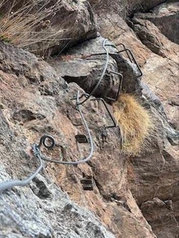 Escaliers métalliques, ligne de vie, câble, paroi rocheuse, Via Ferrata, Pyrénées, Font-Romeu. Escaliers métalliques, ligne de vie, câble, paroi rocheuse, Via Ferrata, Pyrénées, Font-Romeu.