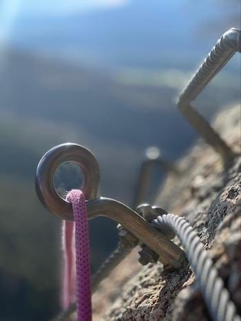 Ancrage, câble métallique, corde sécurité, Via Ferrata, Pyrénées, Font-Romeu, Sensations Pyrénées. Ancrage, câble métallique, corde sécurité, Via Ferrata, Pyrénées, Font-Romeu, Sensations Pyrénées.