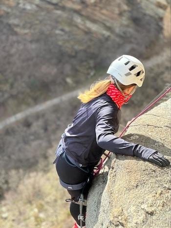 Pratiquant escalade paroi rocheuse via ferrata, encordé, Pyrénées, Font-Romeu, Sensations Pyrénées. Pratiquant escalade paroi rocheuse via ferrata, encordé, Pyrénées, Font-Romeu, Sensations Pyrénées.