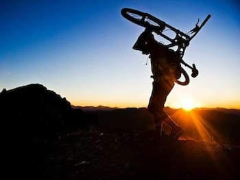 Coucher soleil, pratiquant VTT portant vélo, Pyrénées, Font-Romeu, Sensations Pyrénées. Coucher soleil, pratiquant VTT portant vélo, Pyrénées, Font-Romeu, Sensations Pyrénées.